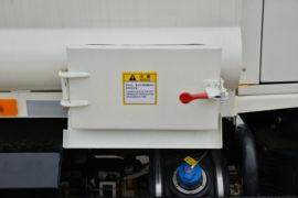 飞碟奥驰底盘&nbsp;垃圾运输车上装图片