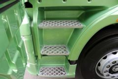 一汽解放 J7重卡 560马力 8X4 9.4米AMT自动挡厢式载货车(国六)(CA5310XXYP77K24T4E6)