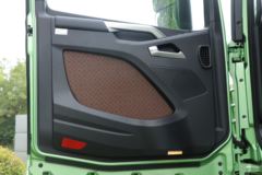 一汽解放 J7重卡 560马力 8X4 9.4米AMT自动挡厢式载货车(国六)(CA5310XXYP77K24T4E6)