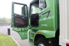 一汽解放 J7重卡 560马力 8X4 9.4米AMT自动挡厢式载货车(国六)(CA5310XXYP77K24T4E6)