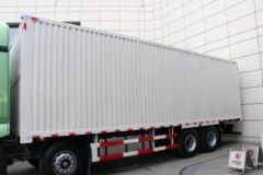 一汽解放 J7重卡 560马力 8X4 9.4米AMT自动挡厢式载货车(国六)(CA5310XXYP77K24T4E6)