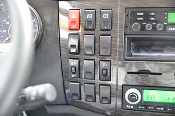 һ����� J6L�п� ��ֵ�� 180���� 4X2 6.2�������ػ���ͼƬ