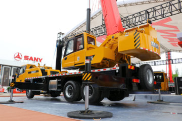 三一 汽车起重机&nbsp;吊车外观                                                图片