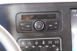 三一 汽车起重机&nbsp;吊车驾驶室                                               图片