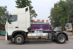 中国重汽 HOWO T7H重卡 440马力 4X2 LNG牵引车(国六)