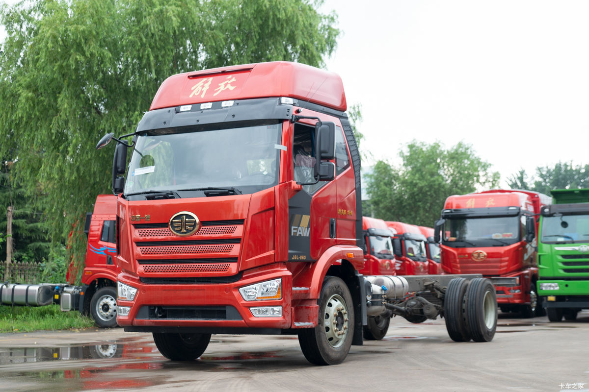 一汽解放 J6L中卡 精英版 绿通 260马力 4X2 6.75米栏板载货车(国六)