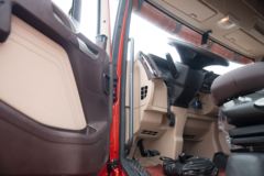 青岛解放 JH6重卡 智尊版2.0 460马力 8X4 8.6米仓栅式载货车(CA5310CCYP25K2L7T4E5A80)