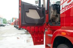 青岛解放 JH6重卡 智尊版2.0 460马力 8X4 8.6米仓栅式载货车(CA5310CCYP25K2L7T4E5A80)