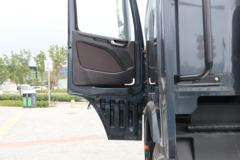 现代商用车 新一代创虎 460马力 6X4 LNG牵引车(国六)(坦迪斯12挡)(CHM4250KPQ52NT)