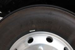 现代商用车 新一代创虎 460马力 6X4 LNG牵引车(国六)(坦迪斯12挡)(CHM4250KPQ52NT)