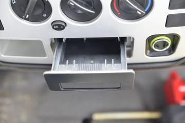 һ������ ��ž���1ϵ 84���� 4X2 3.265����ж��(CA3040K7L2E5-3)ͼƬ