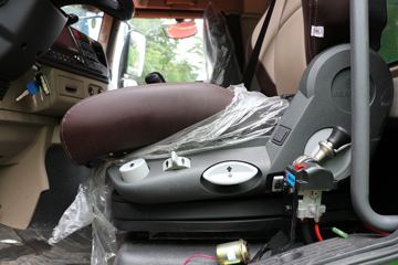 青岛解放 JH6重卡 领航版 400马力 8X4 6.5米自卸车驾驶室图片