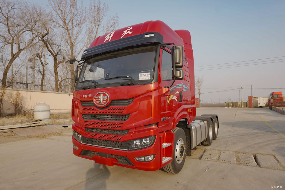 青岛解放 悍VH 460马力 6X4 LNG牵引车(国六)