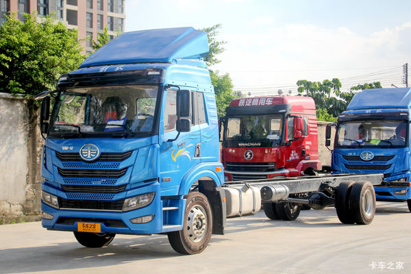 青岛解放 龙VH中卡 2.0版 220马力 4X2 8.8米翼开启厢式载货车(国六)(CA5180XYKPK1L7E6A80)