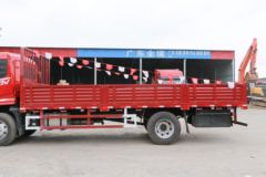 东风新疆 畅行D3V 220马力 4X2 6.7米栏板载货车(平顶)(8T后桥)