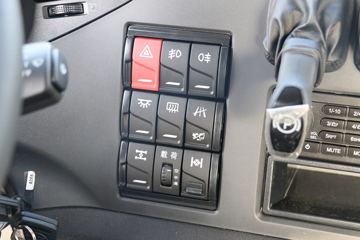 һ����� J6P ��ֵ�� 460���� 6X4ǣ����(����)(CA4250P66K25T1E6)ͼƬ