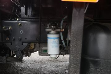 东风柳汽 乘龙L2轻卡 140马力 4X2 4.2米单排仓栅式载货车(国六)(LZ5041CCYL2AC1)底盘图片