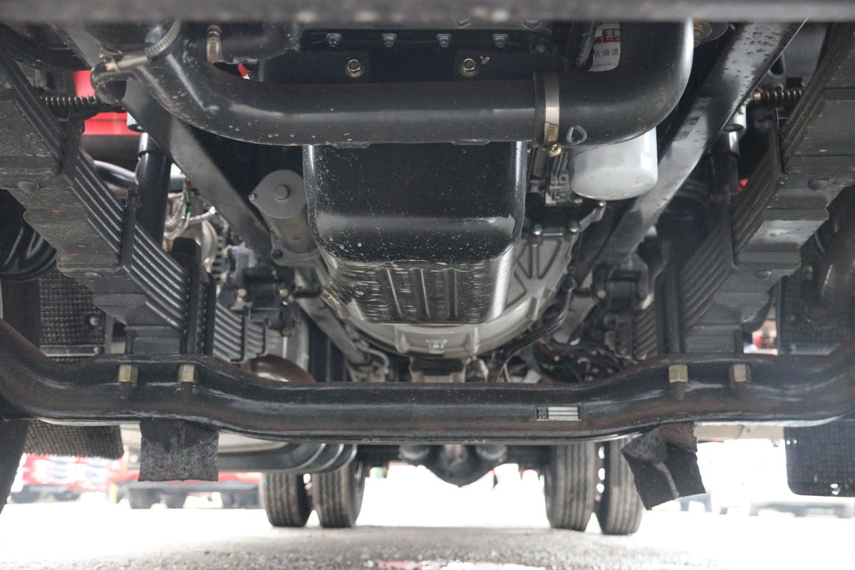 乘龙H5载货车底盘图片