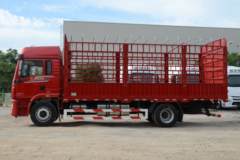 陕汽重卡 德龙L5000 旗舰版 245马力 4X2 6.8米仓栅式载货车(国六)(SX5189CCYLA501F2)