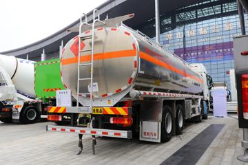 福田欧曼底盘&nbsp;油罐车外观图片