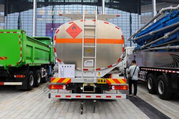 福田欧曼底盘&nbsp;油罐车外观图片