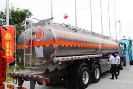 重汽汕德卡底盘&nbsp;油罐车上装图片