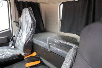 �������� ��ʨC6 330���� 8X4 7.6���������������䳵(����)(�м���)(CQ5317GJBHV09286)ͼƬ