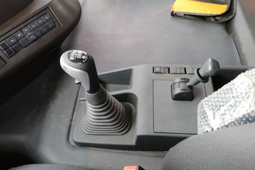 �������� ��ʨC6 330���� 8X4 7.6���������������䳵(����)(�м���)(CQ5317GJBHV09286)ͼƬ