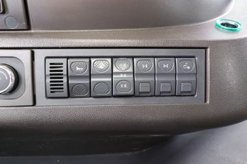 �������� ��ʨC6 330���� 8X4 7.6���������������䳵(����)(�м���)(CQ5317GJBHV09286)ͼƬ