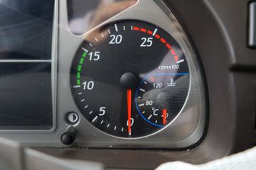 �������� ��ʨC6 330���� 8X4 7.6���������������䳵(����)(�м���)(CQ5317GJBHV09286)ͼƬ