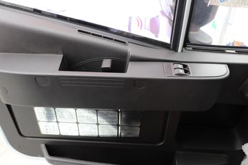 �������� ��ʨC6 330���� 8X4 7.6���������������䳵(����)(�м���)(CQ5317GJBHV09286)ͼƬ