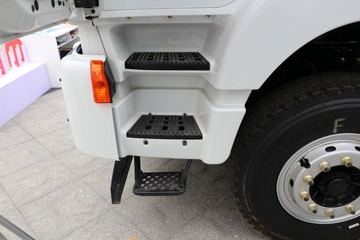 �������� ��ʨC6 330���� 8X4 7.6���������������䳵(����)(�м���)(CQ5317GJBHV09286)ͼƬ