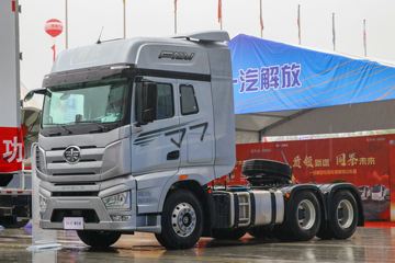 一汽解放 J7重卡 550马力 6X4 AMT自动挡牵引车(一汽)(CA4250P77K25T1E5)