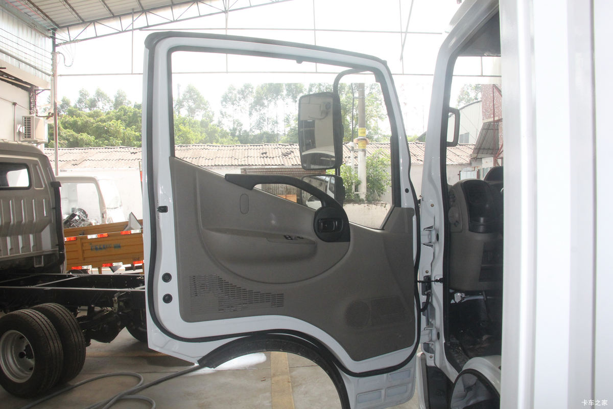 多利卡D6载货车驾驶室图片