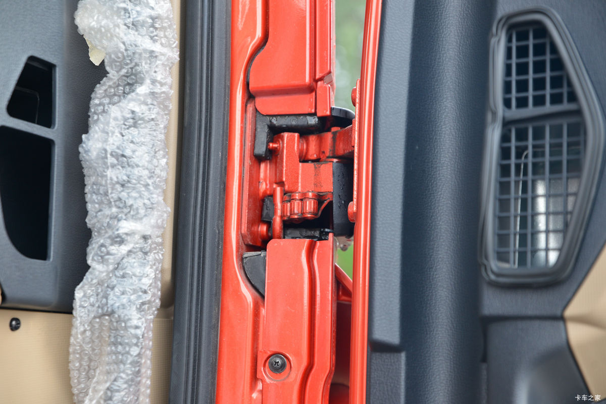 �й����� HOWO TX 220���� 4X2 6.75�ײ�դʽ�ػ���(����)��ʻ��                                               