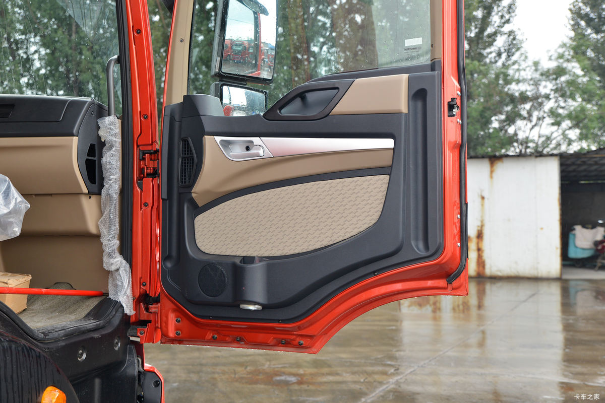 �й����� HOWO TX 220���� 4X2 6.75�ײ�դʽ�ػ���(����)��ʻ��                                               