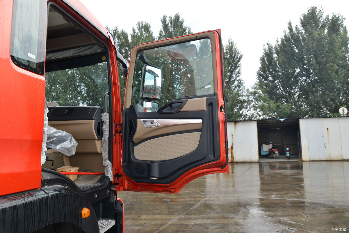 �й����� HOWO TX 220���� 4X2 6.75�ײ�դʽ�ػ���(����)��ʻ��                                               