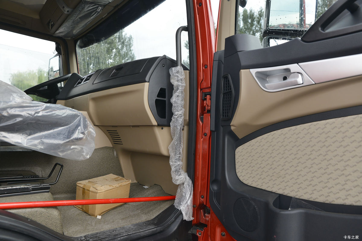�й����� HOWO TX 220���� 4X2 6.75�ײ�դʽ�ػ���(����)��ʻ��                                               