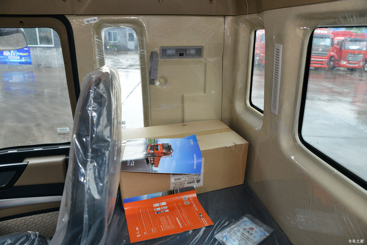 �й����� HOWO TX 220���� 4X2 6.75�ײ�դʽ�ػ���(����)��ʻ��                                               