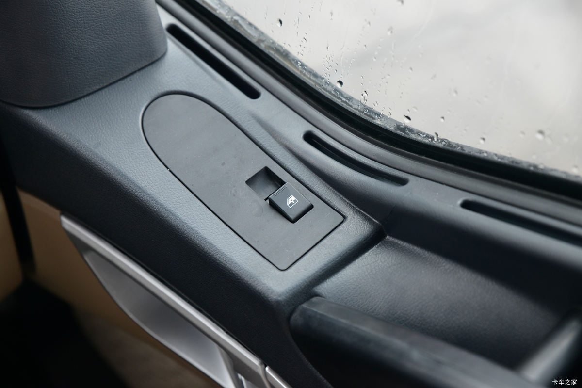 �й����� HOWO TX 220���� 4X2 6.75�ײ�դʽ�ػ���(����)��ʻ��                                               