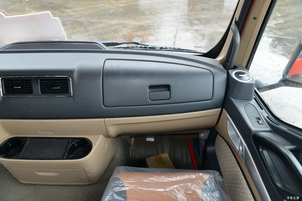 �й����� HOWO TX 220���� 4X2 6.75�ײ�դʽ�ػ���(����)��ʻ��                                               