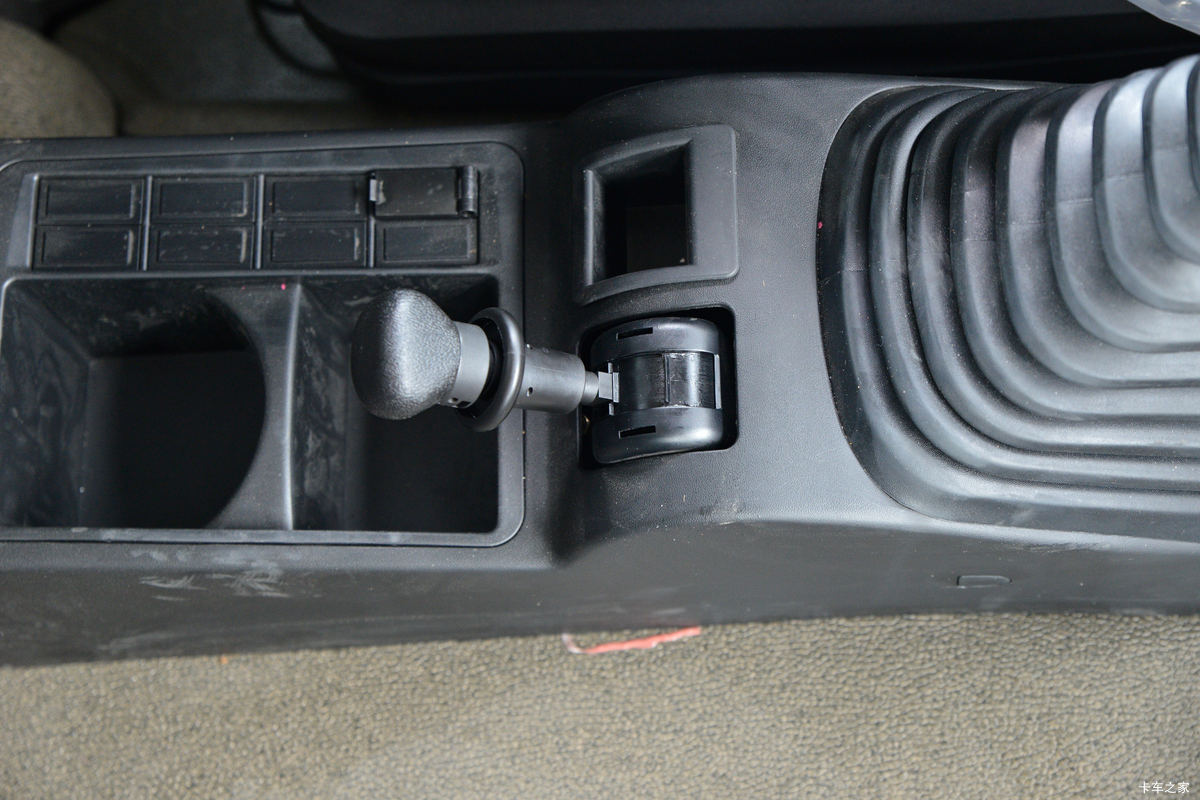�й����� HOWO TX 220���� 4X2 6.75�ײ�դʽ�ػ���(����)��ʻ��                                               