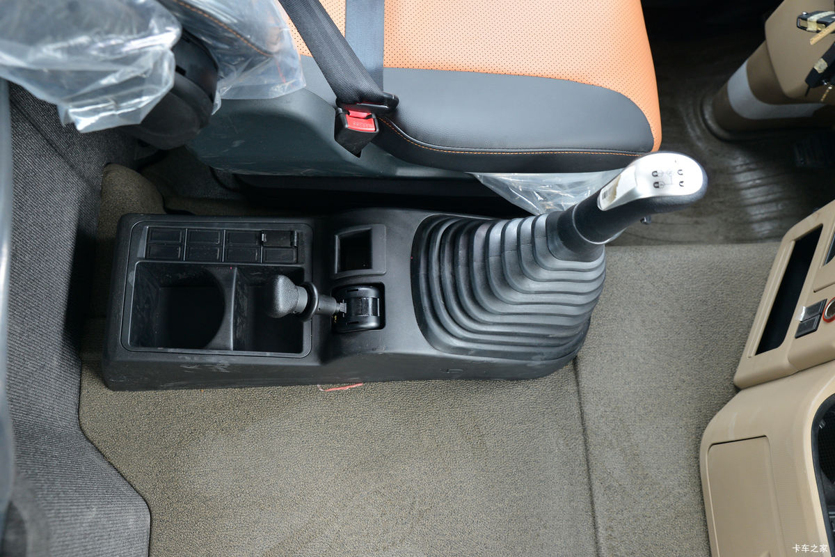 �й����� HOWO TX 220���� 4X2 6.75�ײ�դʽ�ػ���(����)��ʻ��                                               