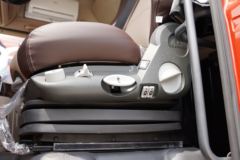 青岛解放 JH6重卡 智尊版2.0 南方款 460马力 8X4 9.4米仓栅式载货车(国六)(CA5310CCYP25K2L7T4E6A80)