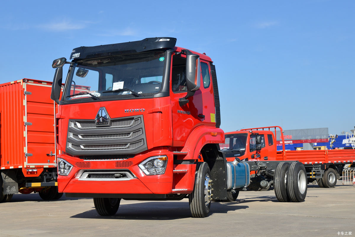 中国重汽 豪沃N5W中卡 220马力 4X2 6.7米栏板载货车(国六)