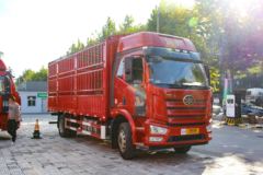 一汽解放 J6L中卡 尊享版 绿通 260马力 4X2 6.75米仓栅式载货车(国六)(CA5180CCYP62K1L4A2E6)