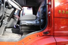 一汽解放 J6L中卡 尊享版 绿通 260马力 4X2 6.75米仓栅式载货车(国六)(CA5180CCYP62K1L4A2E6)