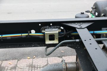 һ����� J6L�п� ������ 220���� 4X2 7.7����ʽ�ػ���(����)(CA5180XXYP62K1L5E6)ͼƬ