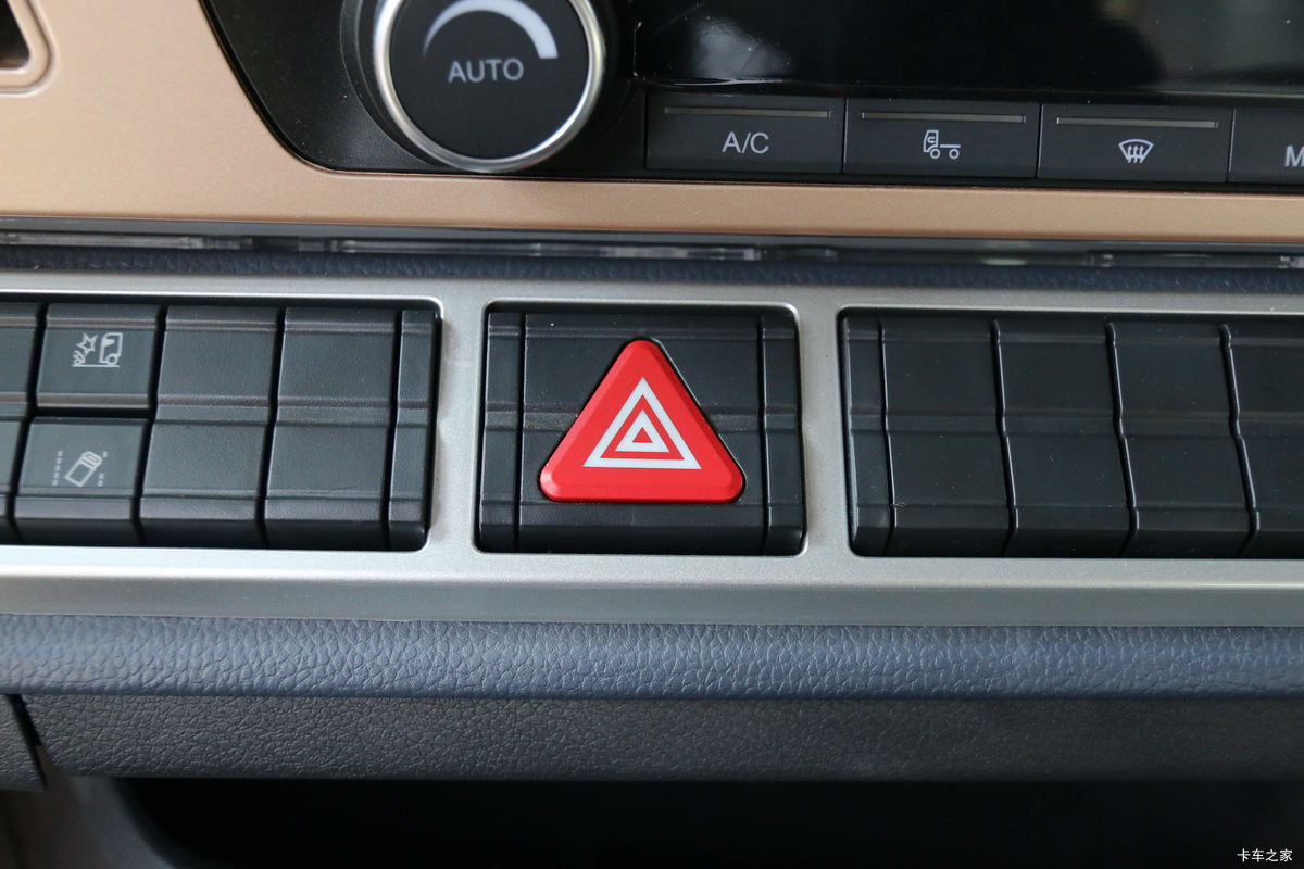 �й����� HOWO TH7�ؿ� 460���� 6X4 ǣ����(����)(ZZ4257V324HF1B)��ʻ��                                               