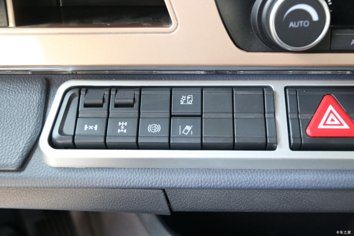 �й����� HOWO TH7�ؿ� 460���� 6X4 ǣ����(����)(ZZ4257V324HF1B)��ʻ��                                               